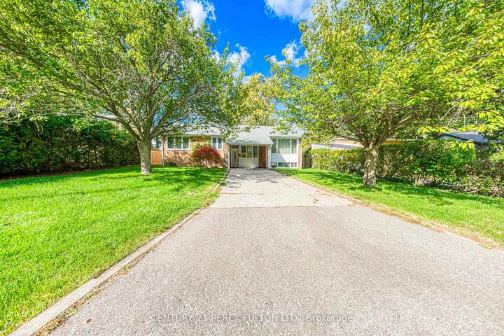 Property Photo:  73 Berkinshaw Crescent  ON M3B 2T1