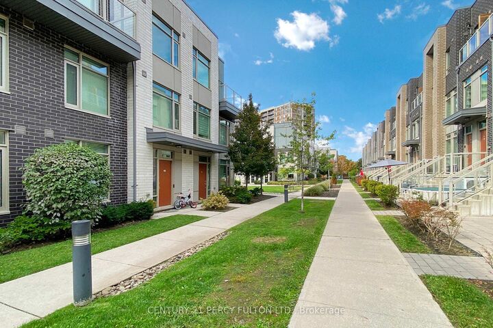 Photo de la propriété: 15 Applewood Lane 93 ON M9C 2Z7