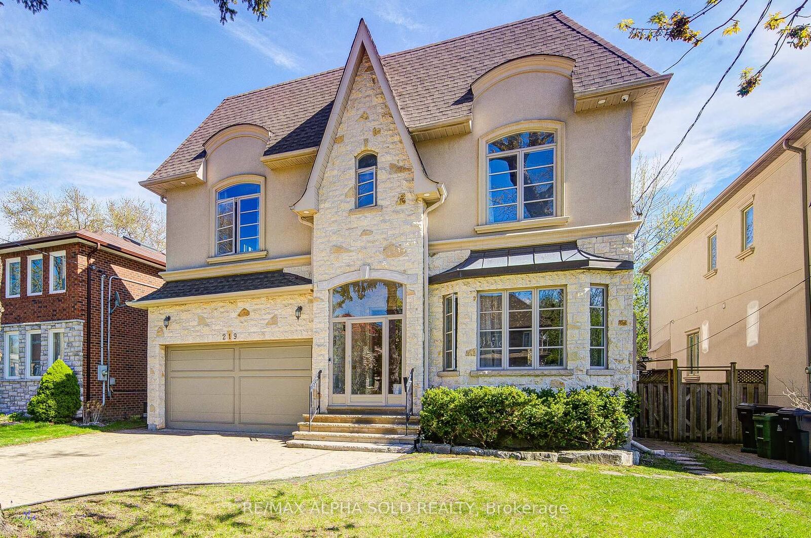 Photo de la propriété: 219 Greenfield Avenue ON M2N 3E2