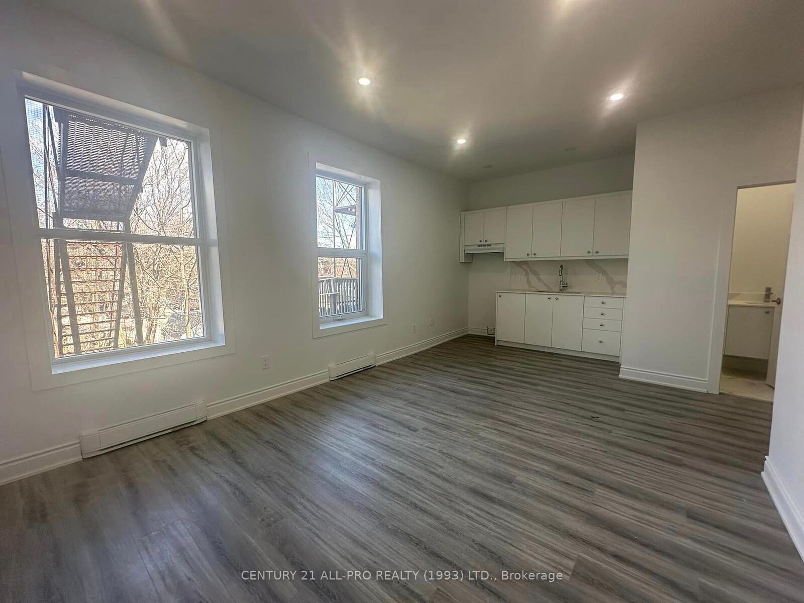 Property Photo:  82 King Street W Unit 2  ON K9A 2M3