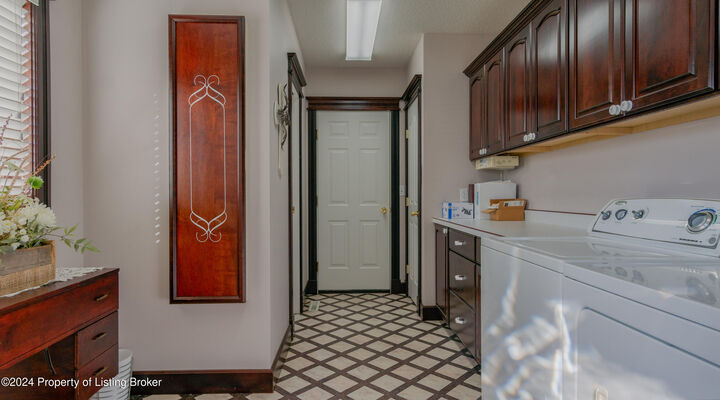 Property Photo:  967 Eaton Drive  ND 58601 