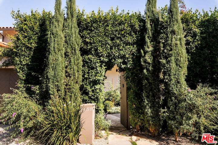 Property Photo: 2252 Kenilworth Ave CA 90039