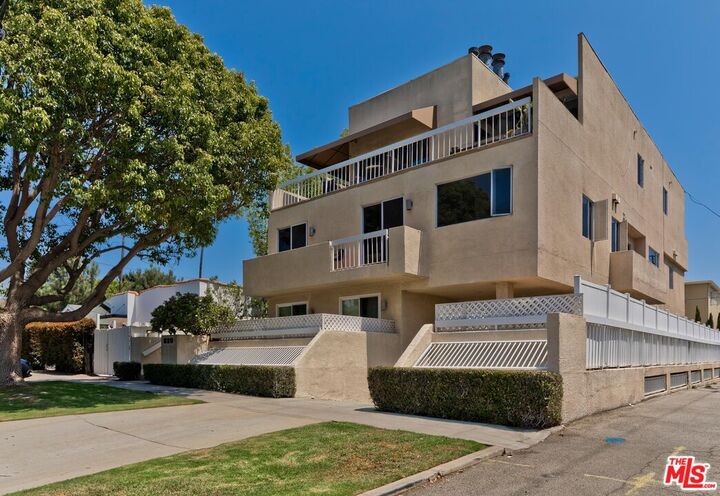 Property Photo:  820 California Ave  CA 90403