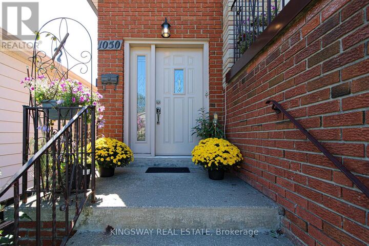 Property Photo: 1050 Alexandra Avenue ON L5E 1Z8