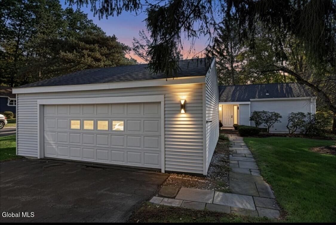 Property Photo: 8 Loudonwood E NY 12211