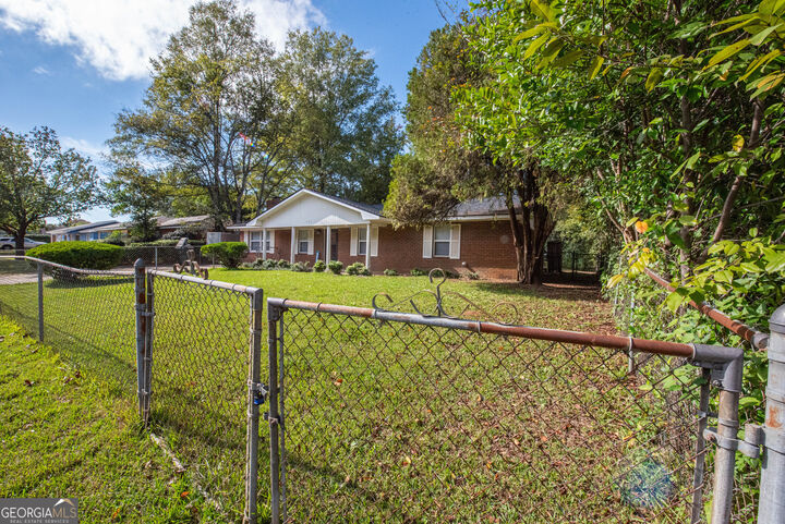 Property Photo: 111 Briarwood Drive GA 31093