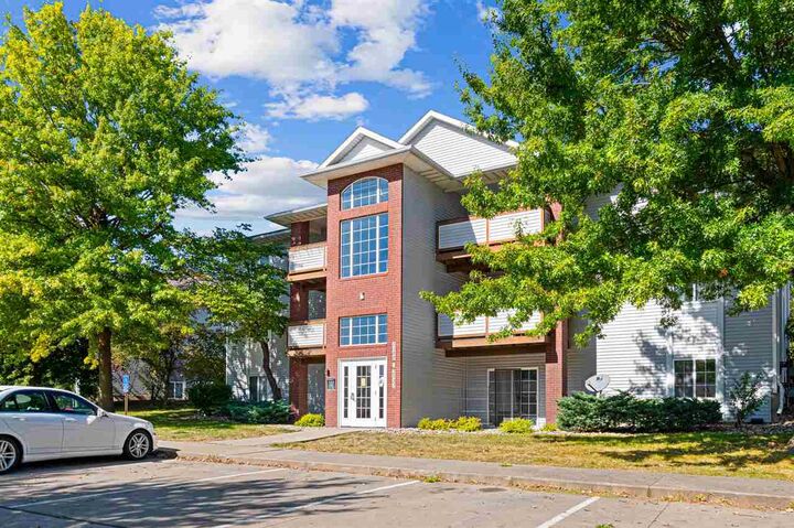 Property Photo: 2512 Rushmore Dr IA 52246