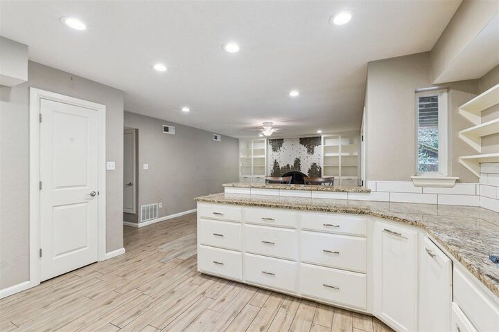 Property Photo:  3020 NE Kingsbriar Dr  OK 73507