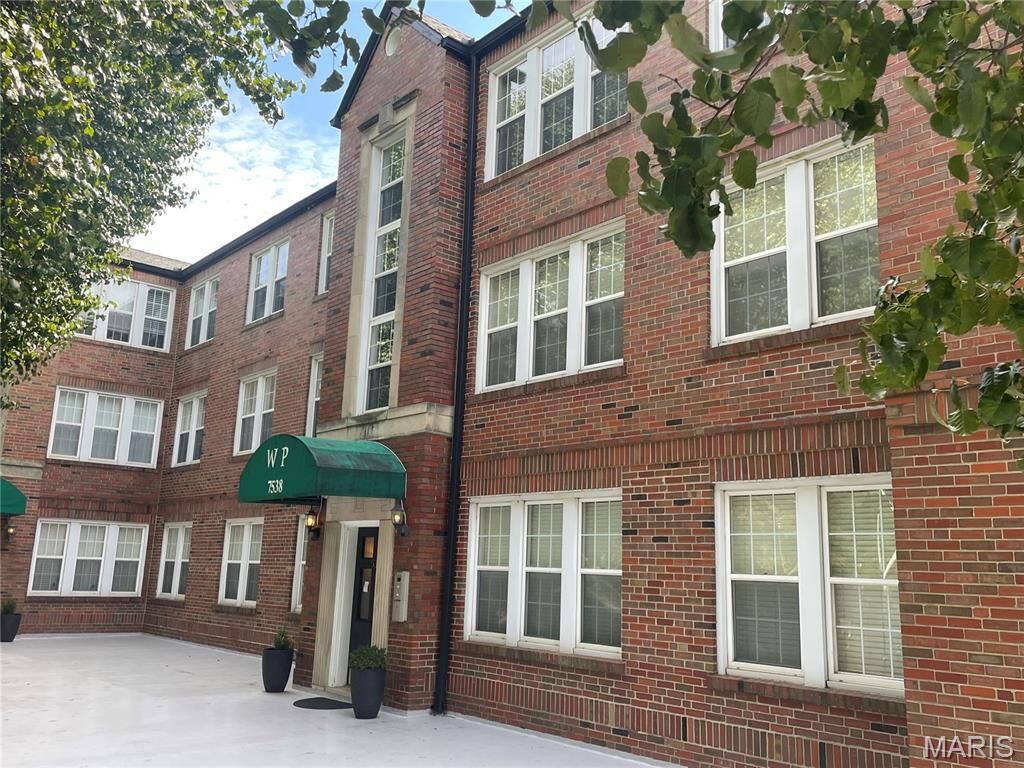 Property Photo: 7538 Wydown Boulevard 1A MO 63105