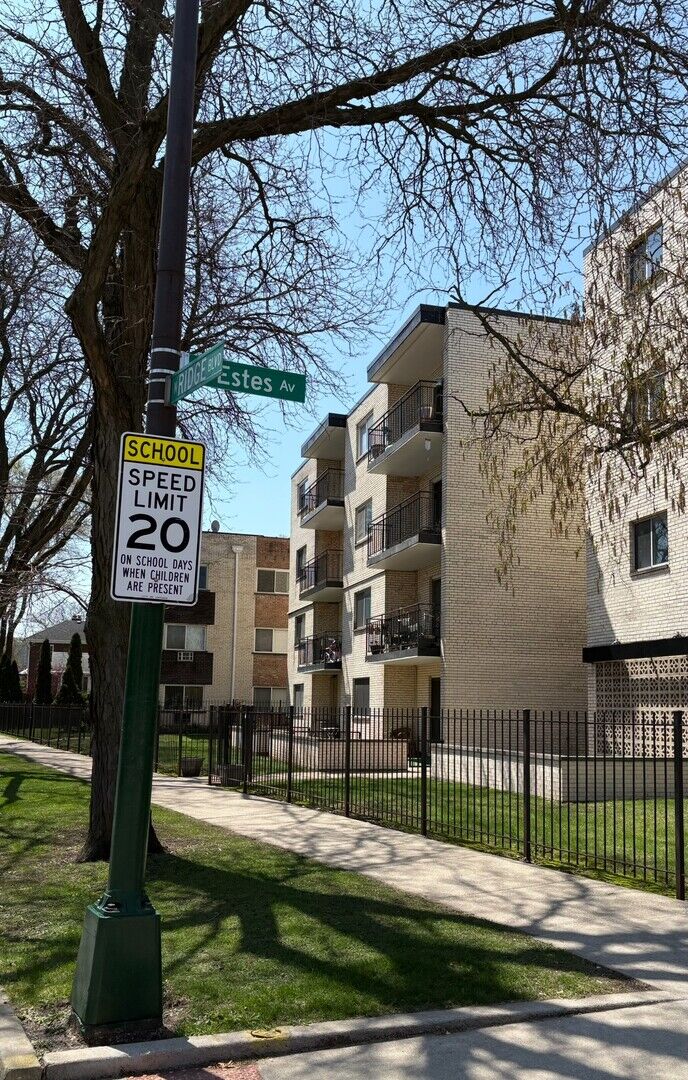 Property Photo: 7074 N Ridge Boulevard 1E IL 60645