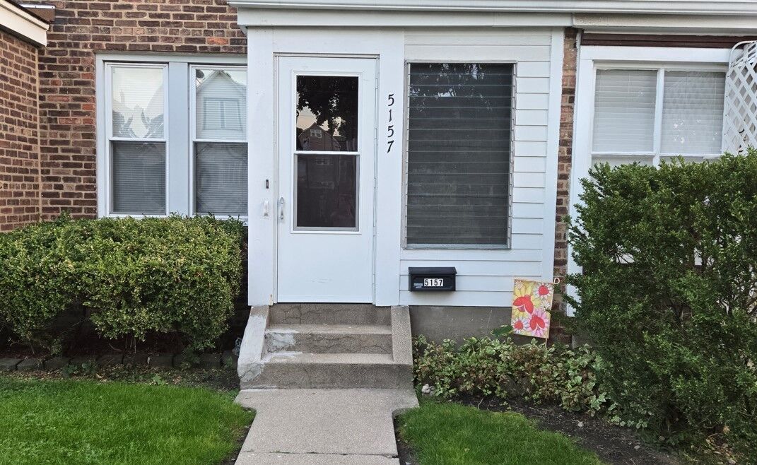 Property Photo: 5157 W Ainslie Street IL 60630