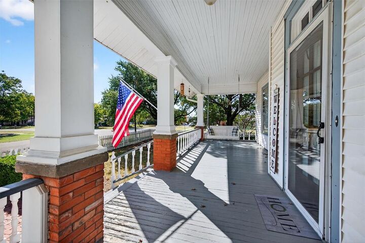 Property Photo: 201 N Main Street TX 75452