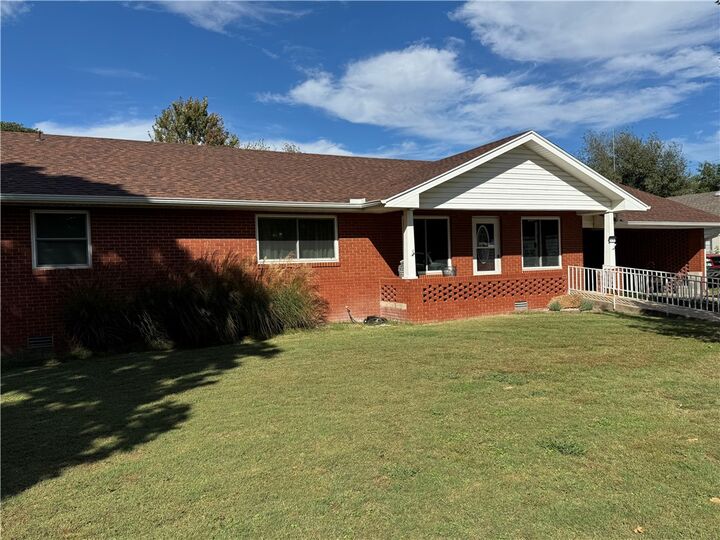 Property Photo:  419 W Hannibal Street  AR 72761 