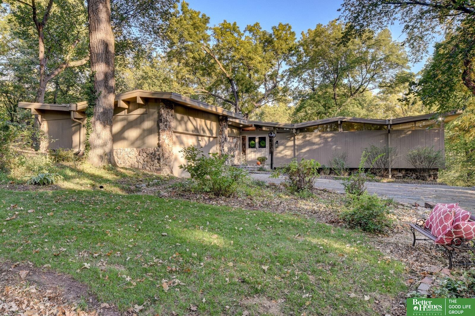 Property Photo: 9322 Oak Street NE 68124