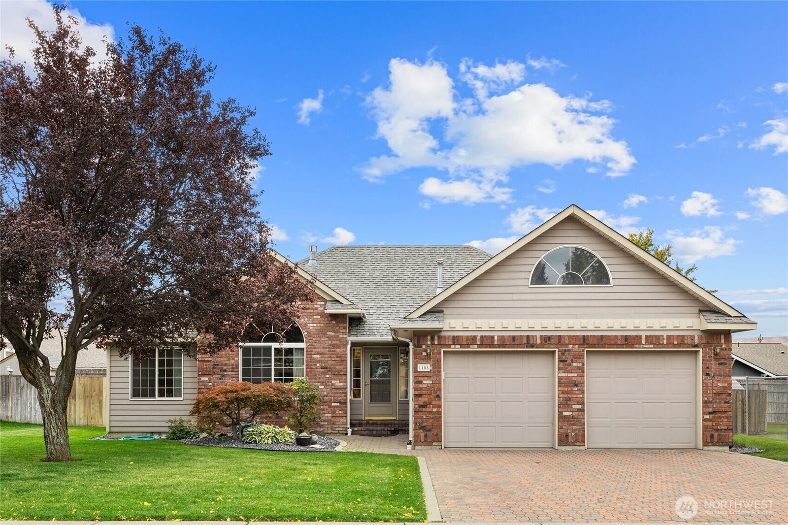 Property Photo: 1108 E Hobert WA 98926