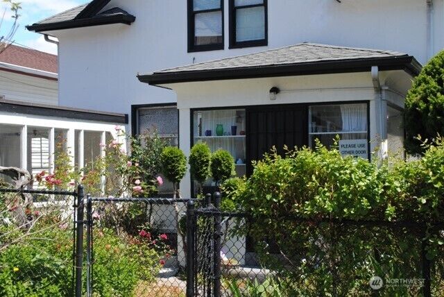 Property Photo: 1730 Dexter Avenue N Lower WA 98109