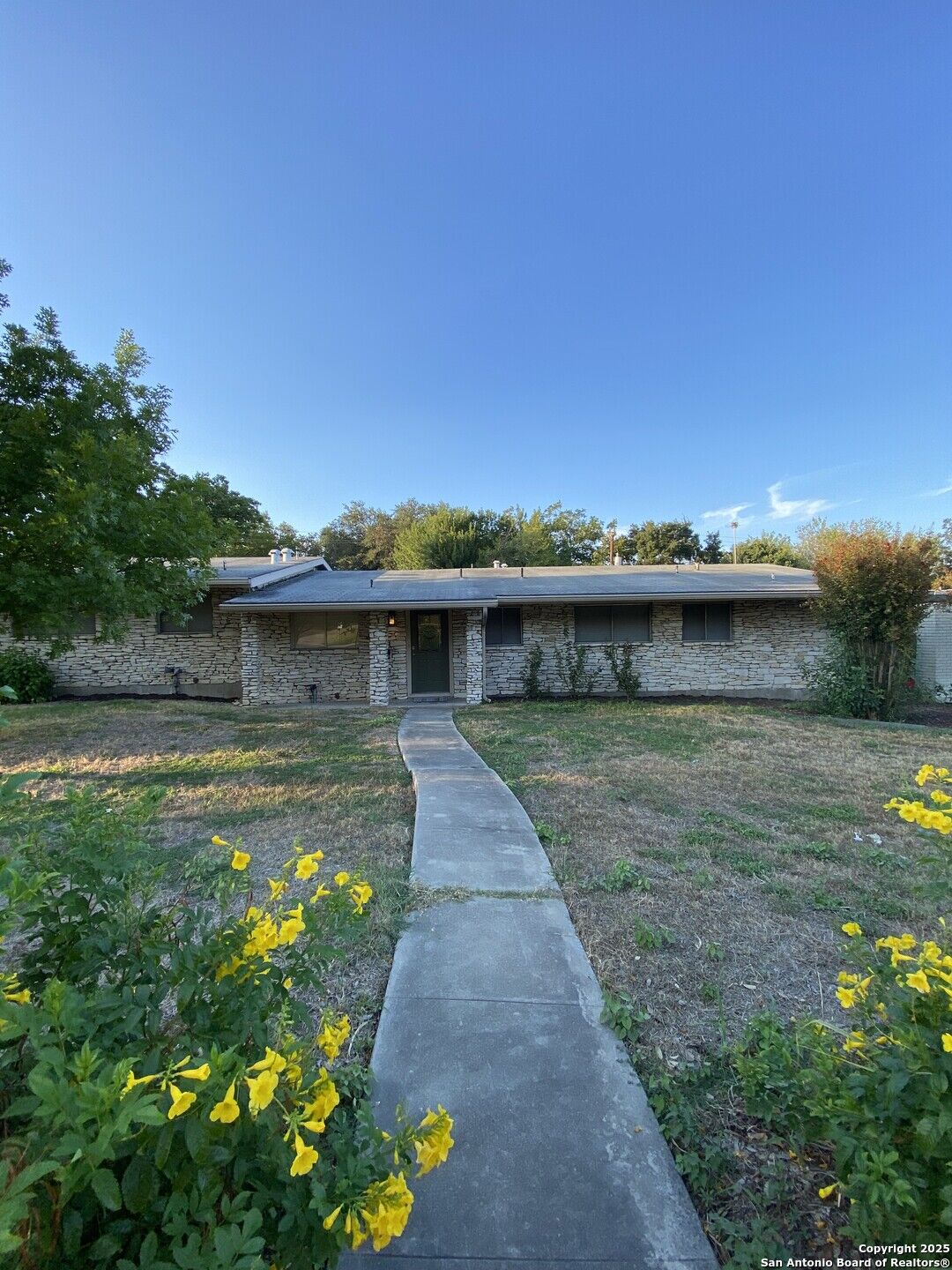 Property Photo: 611 Oblate Dr TX 78216