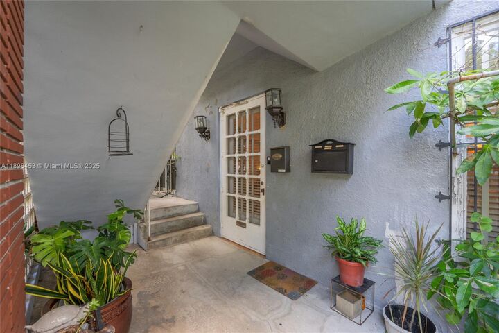 Property Photo: 405 SW 11th Ave FL 33130