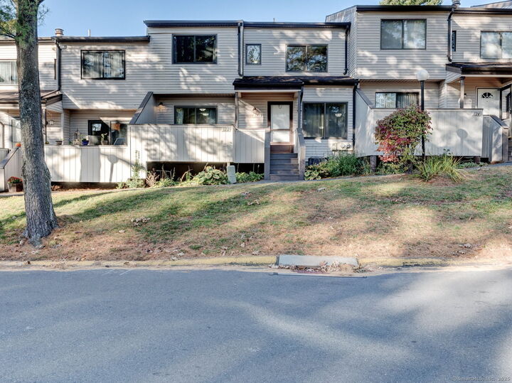 Property Photo:  122 Cottonwood Road 122  CT 06111