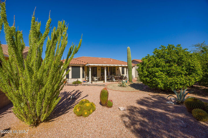 Property Photo: 8103 W Greensleeves Way AZ 85743