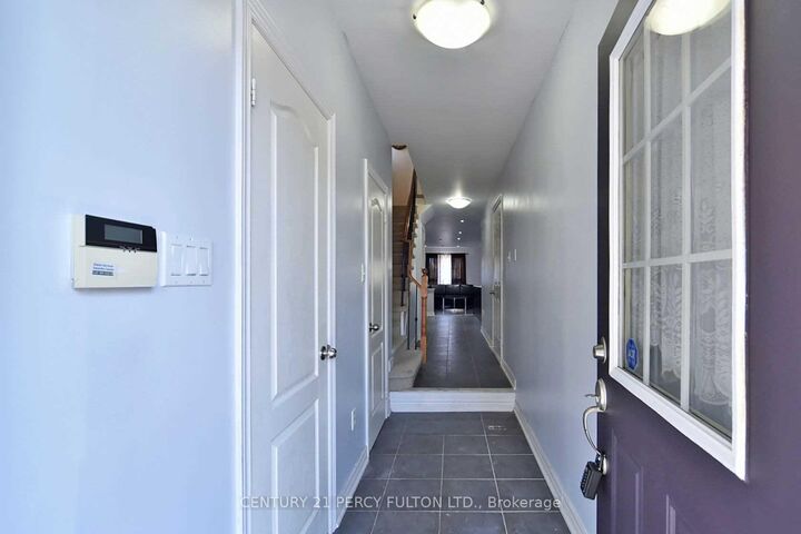 Photo de la propriété:  65 Aldonschool Court Main+2nd Flr  ON L1S 0C5