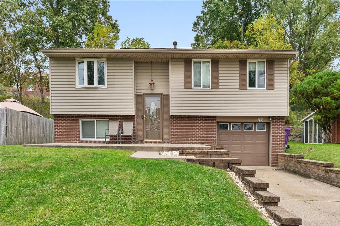 Property Photo: 210 Great Smokey Dr PA 15239