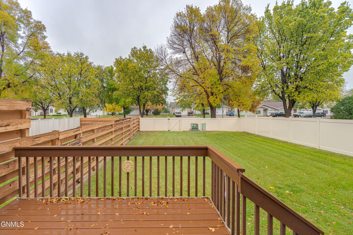 Property Photo:  1449 Eastwood Street  ND 58504