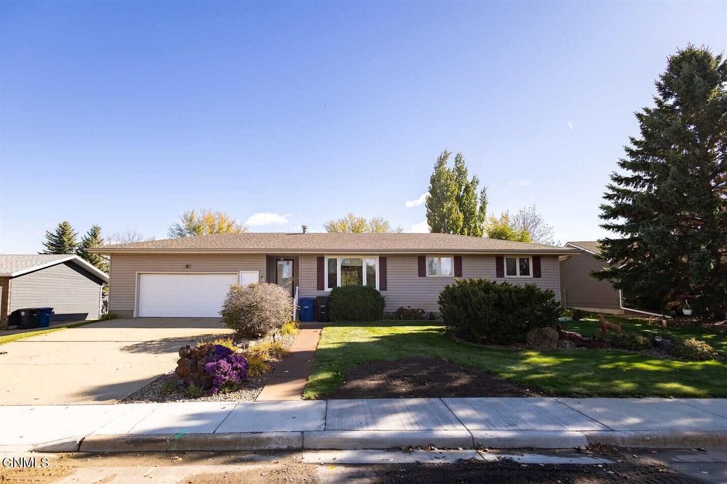 Property Photo: 643 9th Avenue SW ND 58601