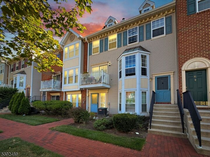 Property Photo:  20 Redwood St 20  NJ 07305 