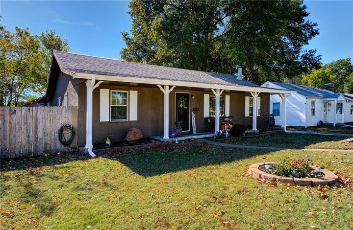 Property Photo:  1213 E Fredrickson Drive  KS 66061