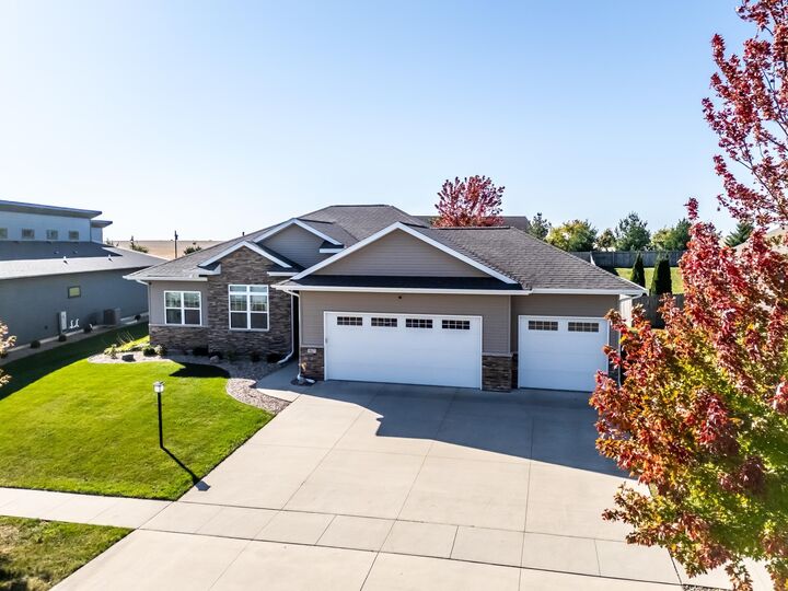 1827 Green Creek Road  Cedar Falls IA 50613 photo