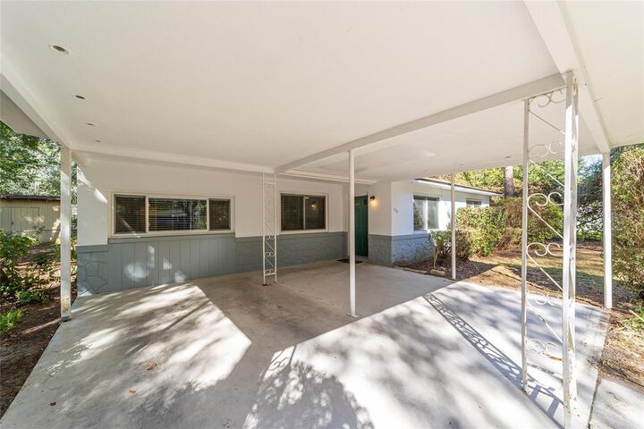 Property Photo: 1716 NE 7th Terrace FL 32609