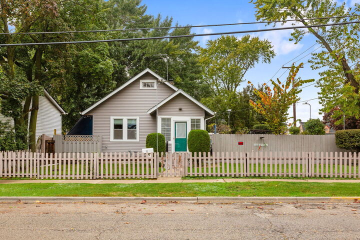 Property Photo: 824 N Butrick Street IL 60085