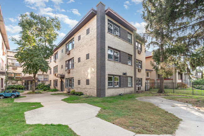 Property Photo: 1511 W Birchwood Avenue 1F IL 60626