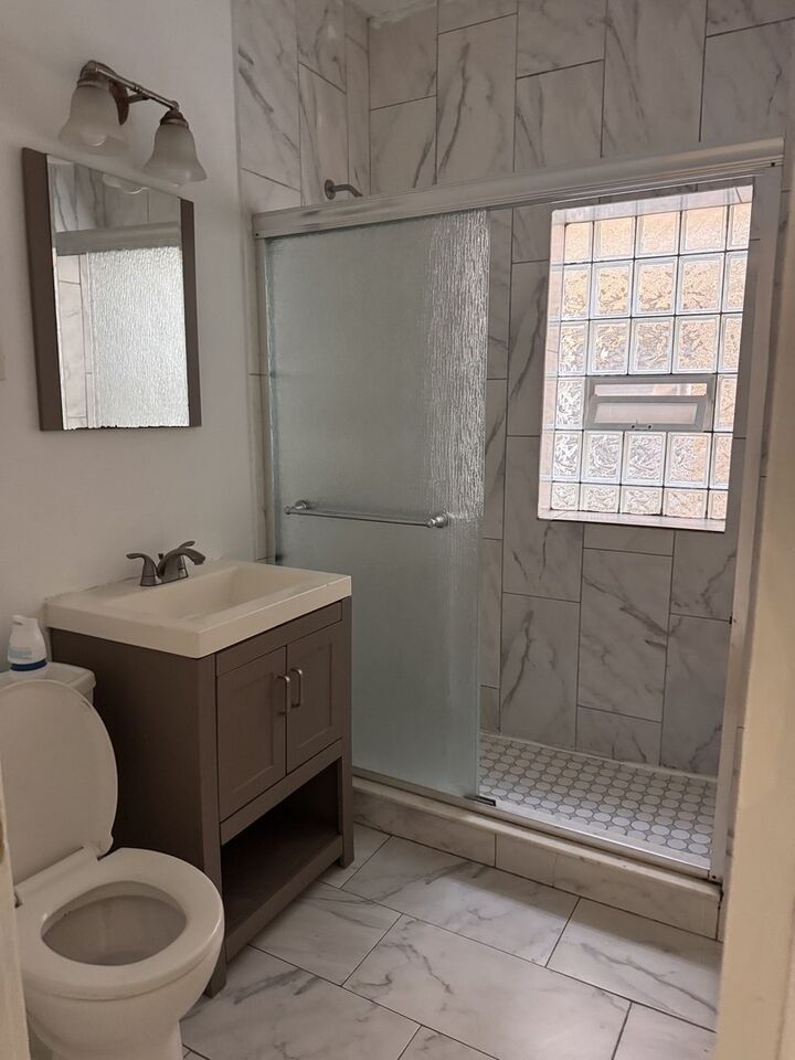 Property Photo: 7337 N Honore Street 1 IL 60626