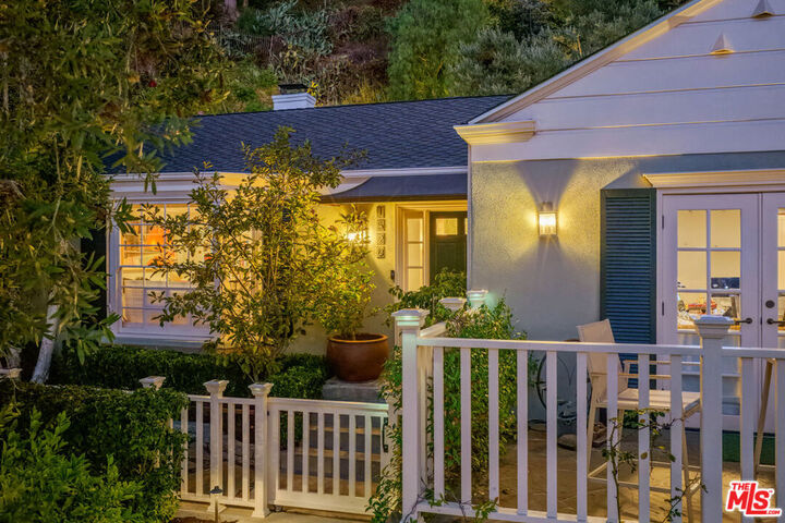 Property Photo:  1528 Forest Knoll Drive  CA 90069 