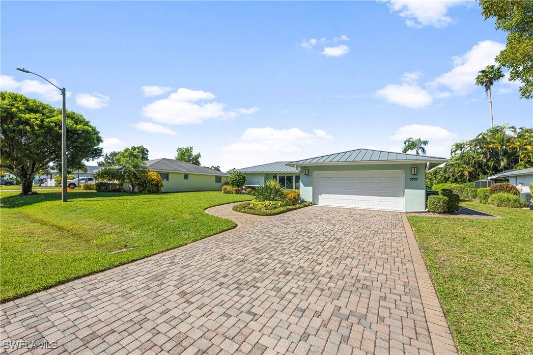 Property Photo: 9757 Berkshire Street FL 34109