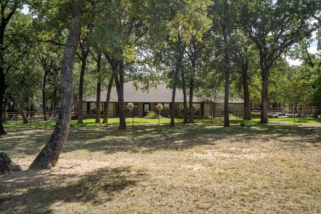 Property Photo: 1008 Harpole Road E TX 76226