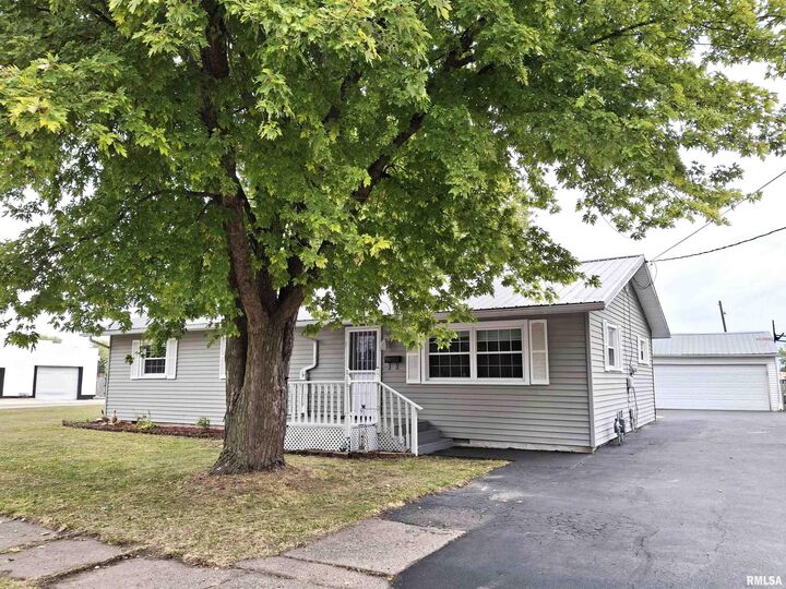 Property Photo: 717 S 6th Avenue IL 61520