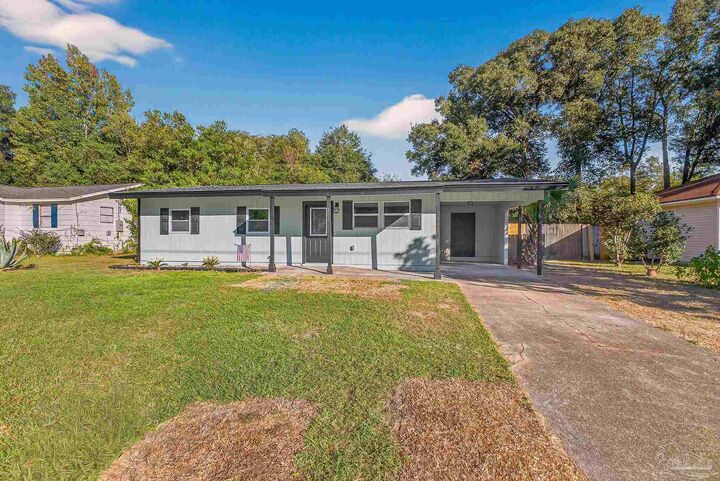 Property Photo: 6524 Oakcrest Rd FL 32570