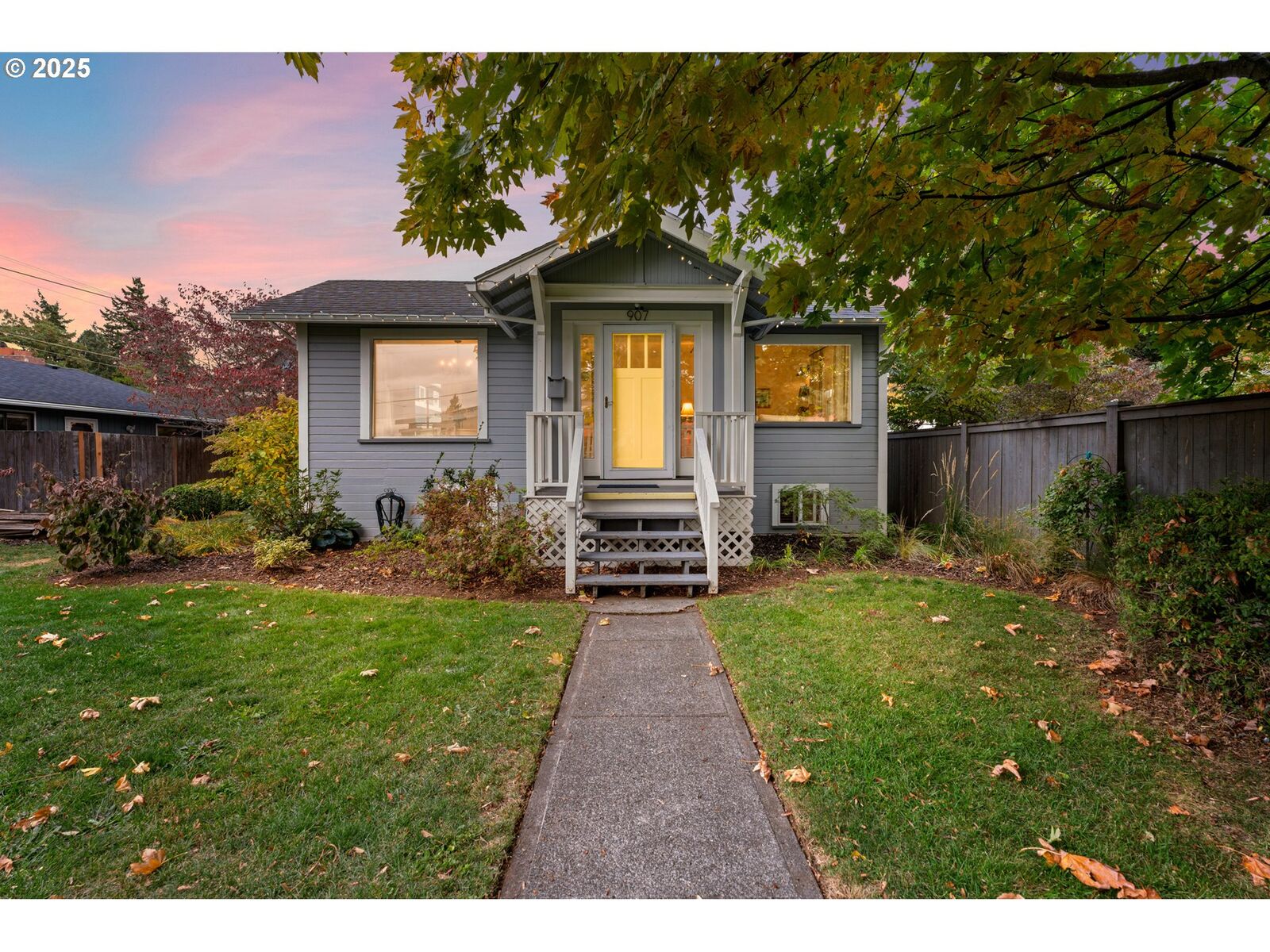 Property Photo: 907 Pine St OR 97031