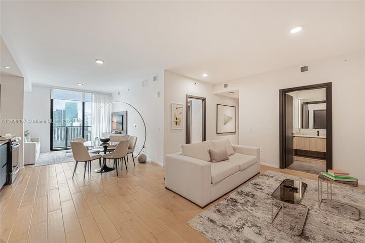 Property Photo: 398 NE 5th St 3017 FL 33132