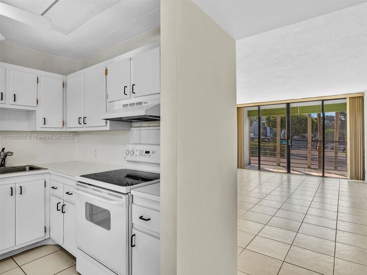 Property Photo:  20500 W Country Club Dr 203  FL 33180