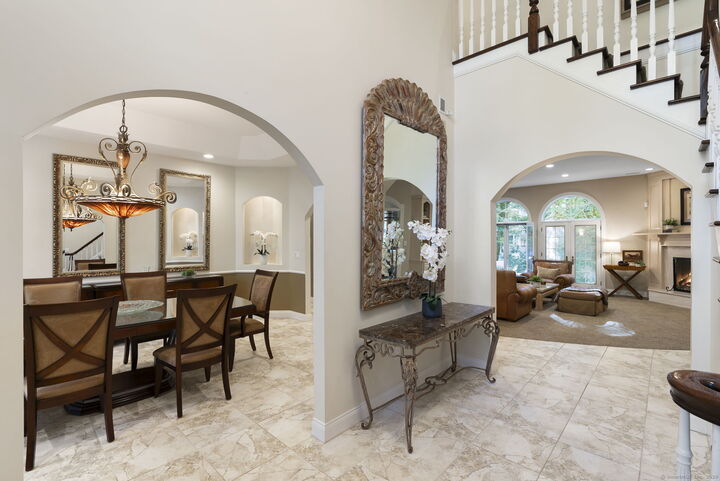 Property Photo:  13 Chatsworth Place  CT 06032