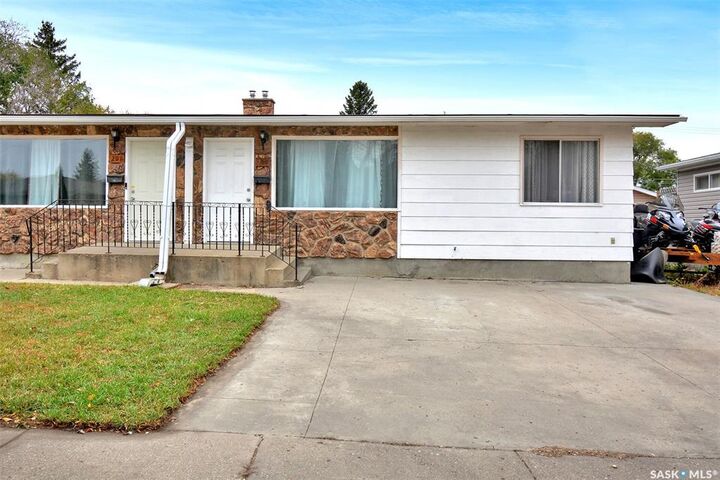 Property Photo: 207-209 S Avenue N SK S7L 2Z7