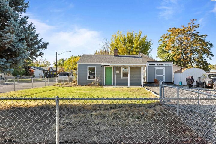 Property Photo:  734 E 6th  WA 99336 