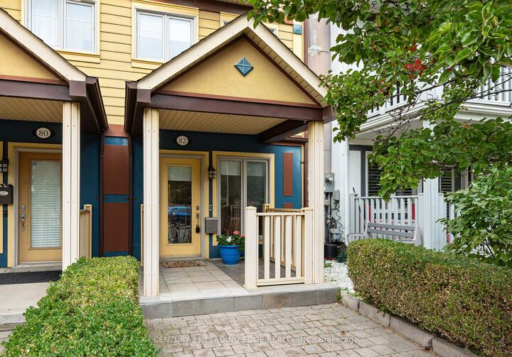 Photo de la propriété: 82 Woodbine Avenue ON M4L 2A2