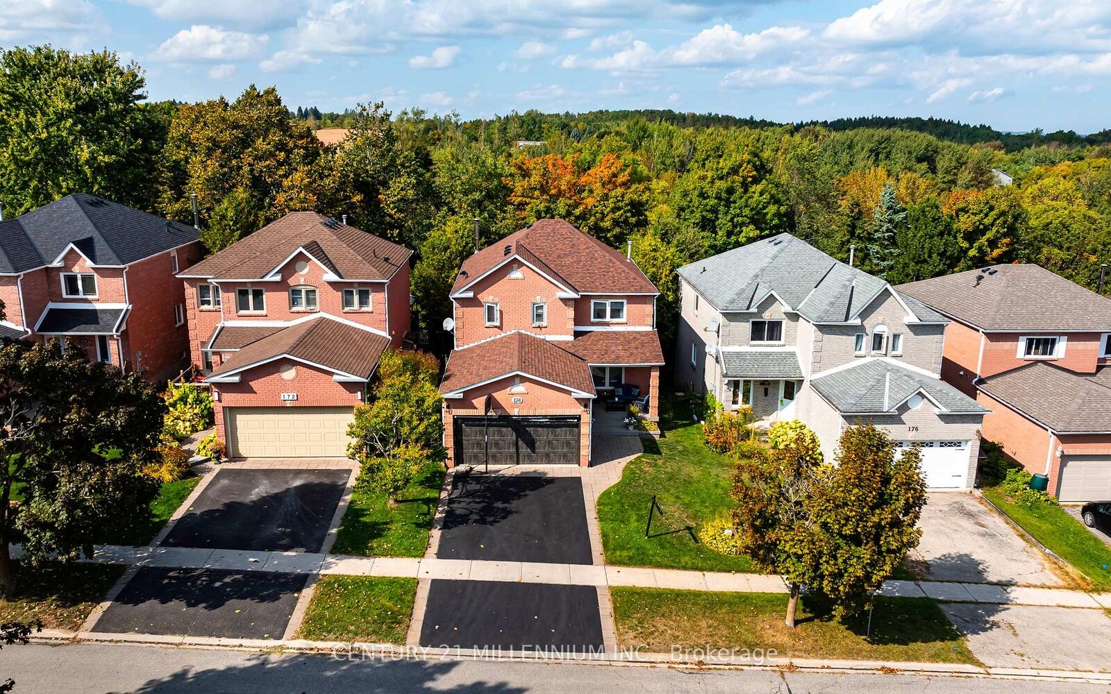 Photo de la propriété:  174 Lisa Marie Drive  ON L9W 4P7 