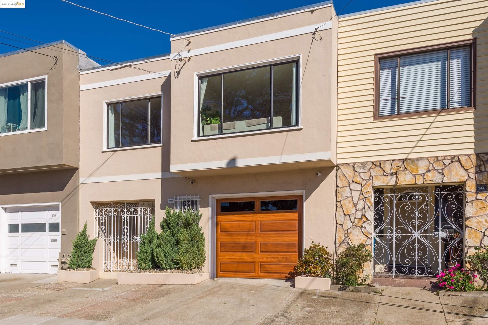 Property Photo: 550 Leland Ave CA 94134