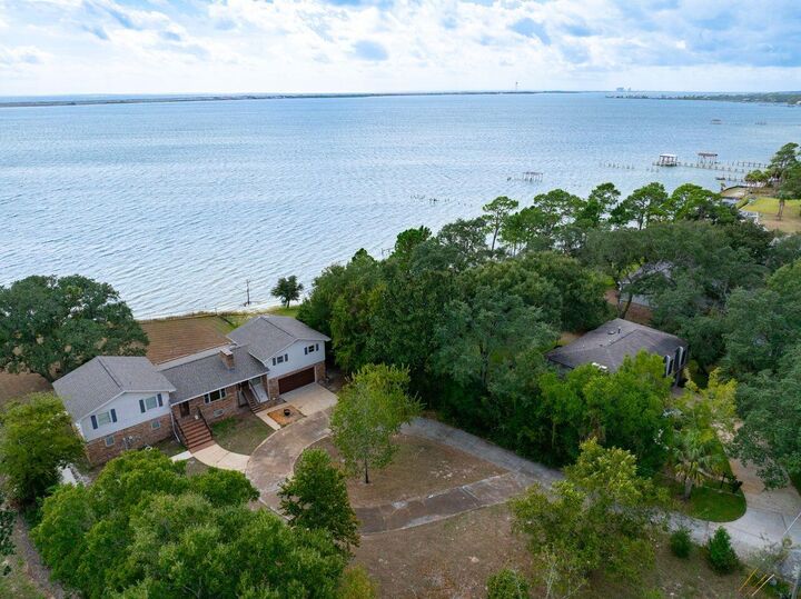 Property Photo: 2595 W Highway 98 FL 32569